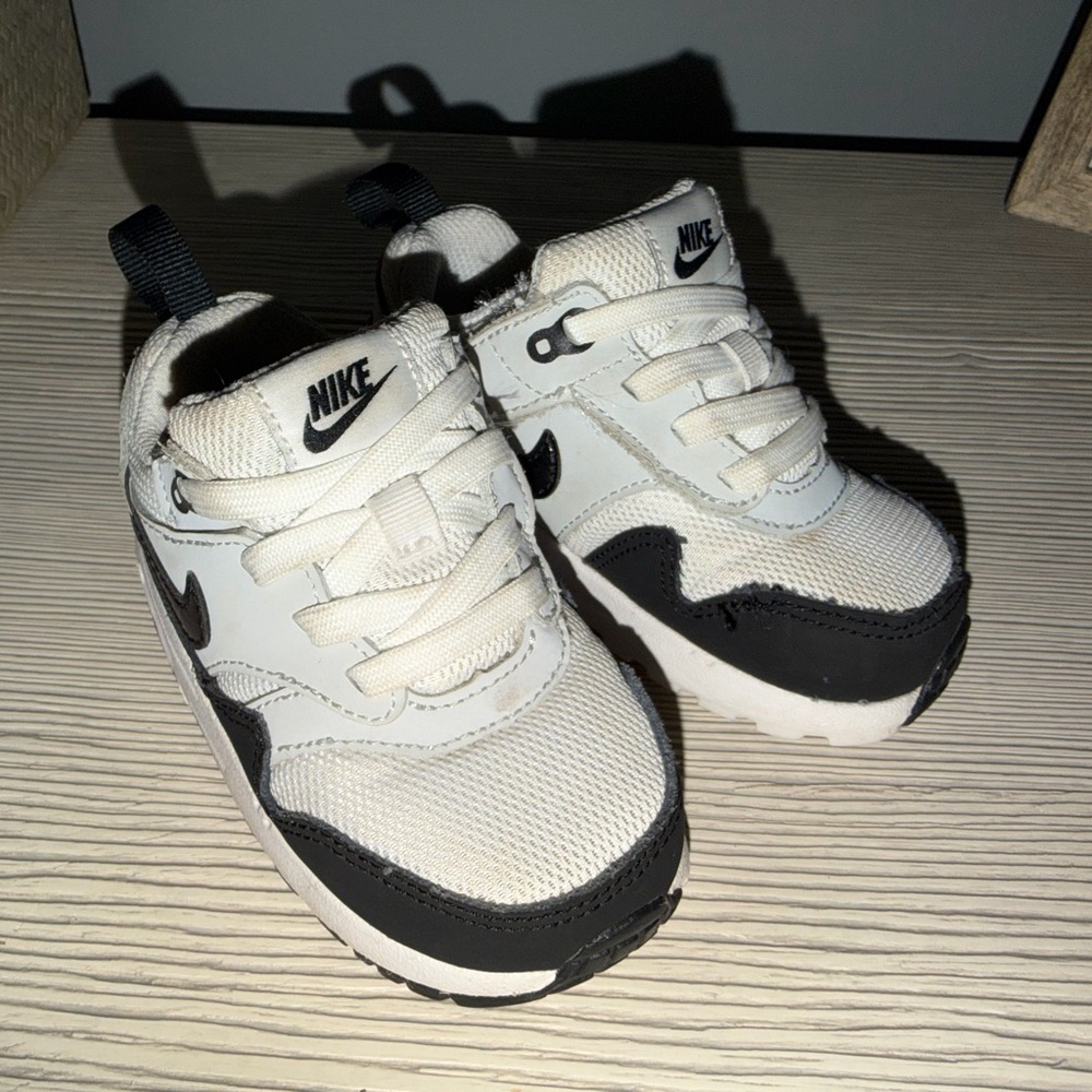 Nike Kids Black and White Sneakers Easy Ons